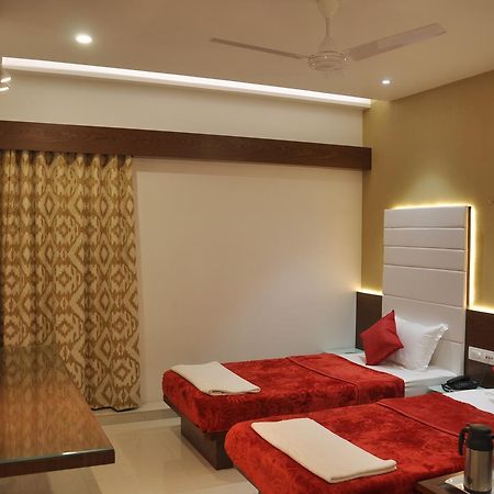 Ashish Restaurant And Guesthouse Surat Eksteriør billede