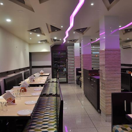 Ashish Restaurant And Guesthouse Surat Eksteriør billede
