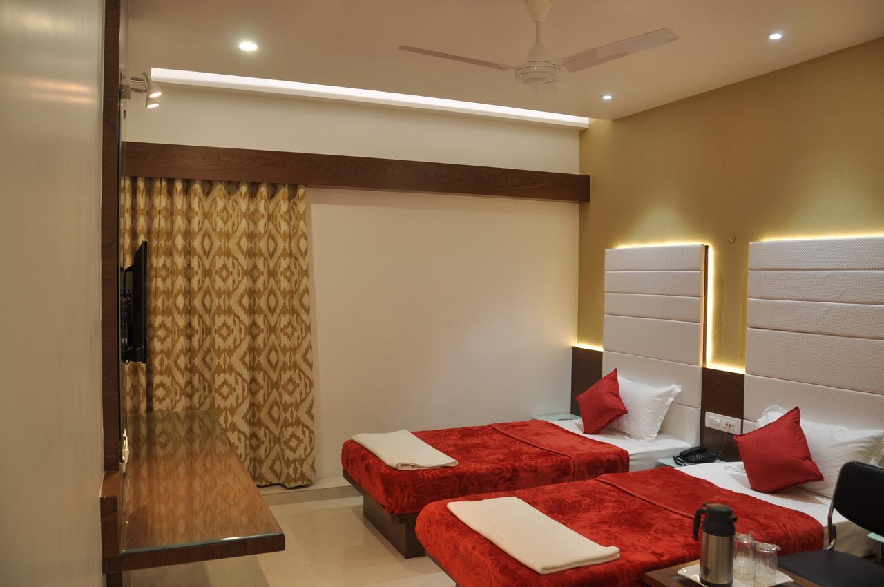 Ashish Restaurant And Guesthouse Surat Eksteriør billede