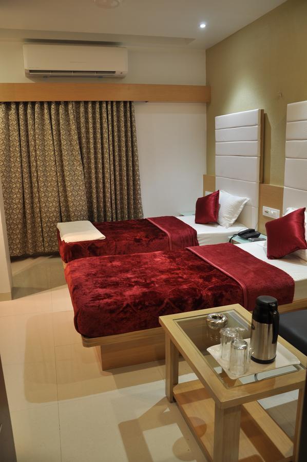 Ashish Restaurant And Guesthouse Surat Eksteriør billede