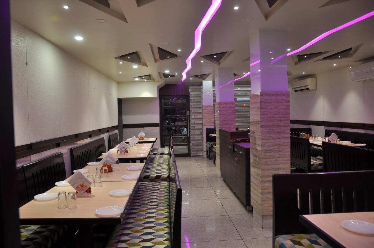 Ashish Restaurant And Guesthouse Surat Eksteriør billede
